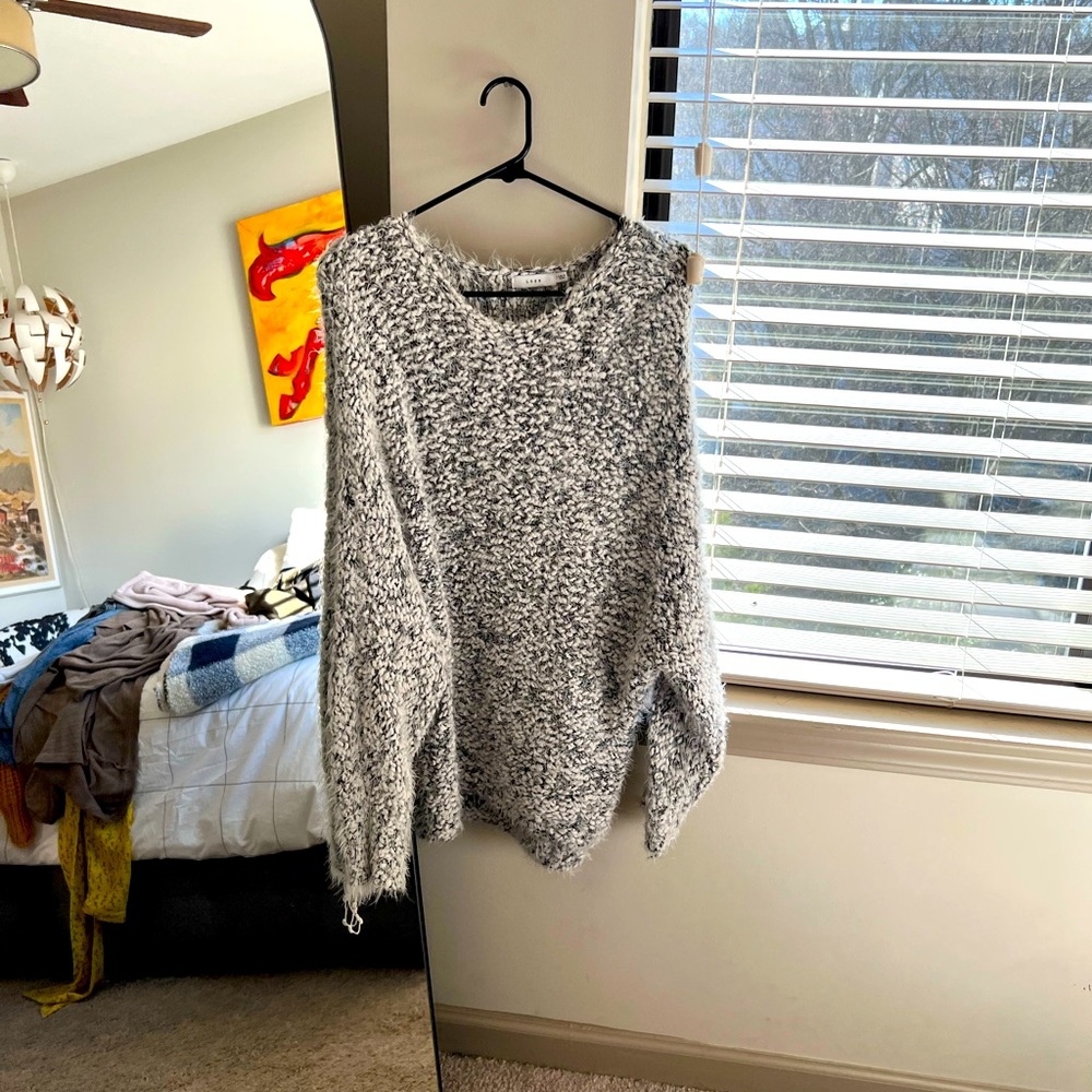 Oversized slouchy sweater. Good condition.